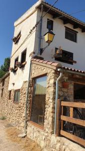ein Steingebäude mit einem Fenster und einer Lampe darauf in der Unterkunft Preciosa casita rural en la sierra de Segur a, Cazorla y las Villas in Santiago-Pontones