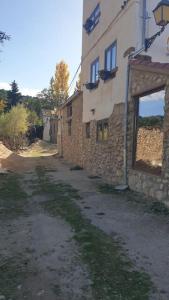 eine leere Gasse neben einem Steingebäude in der Unterkunft Preciosa casita rural en la sierra de Segur a, Cazorla y las Villas in Santiago-Pontones