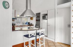 Kuchyň nebo kuchyňský kout v ubytování Awesome Home In Løkken With Kitchen