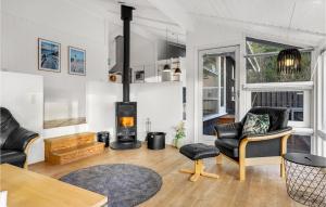 Posezení v ubytování Awesome Home In Løkken With Kitchen