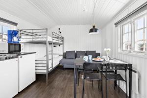 uma cozinha e sala de jantar com mesa e cadeiras em First Camp Nora - Bergslagen em Nora