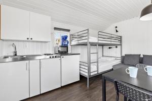 kuchnia i salon z łóżkiem piętrowym w obiekcie First Camp Nora - Bergslagen w mieście Nora