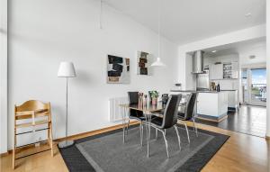 een keuken en eetkamer met een tafel en stoelen bij Amazing Apartment In Rm With Kitchen in Rømø Kirkeby
