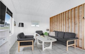 sala de estar con sofá, 2 sillas y mesa en Beautiful Home In Lkken With 3 Bedrooms And Wifi, en Løkken