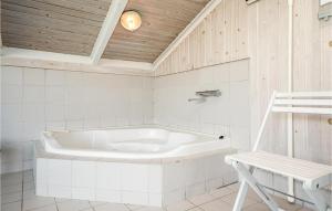 Koupelna v ubytování Stunning Home In Hjørring With Sauna
