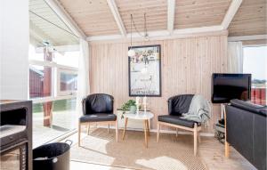TV a/nebo společenská místnost v ubytování Stunning Home In Hjørring With Sauna