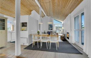 a kitchen and dining room with a table and chairs at Beautiful Home In Skagen With 3 Bedrooms, Sauna And Wifi in Hulsig
