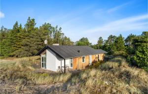 a small house on a beach with trees at Beautiful Home In Skagen With 3 Bedrooms, Sauna And Wifi in Hulsig