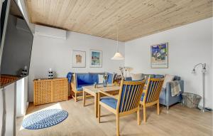 スケーエンにあるNice Home In Skagen With Wifiのダイニングルーム(テーブル、椅子付)