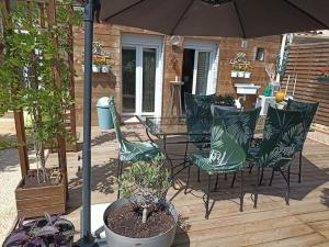 Patio alebo iná vonkajšia časť ubytovania Maison agréablement chaleureuse