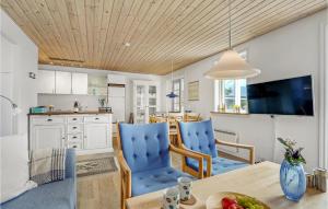 スケーエンにあるBeautiful Home In Skagen With 1 Bedrooms And Wifiのキッチン、リビングルーム(テーブル、椅子付)