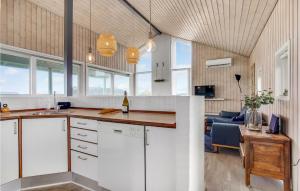 Nhà bếp/bếp nhỏ tại Three-Bedroom Holiday Home Hjørring With A Room Hot Tub 01
