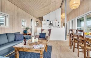 Posezení v ubytování Cozy Home In Hjrring With Sauna
