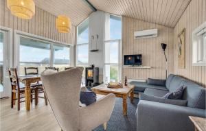 Posezení v ubytování Cozy Home In Hjrring With Sauna