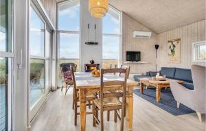 TV/trung tâm giải trí tại Three-Bedroom Holiday Home Hjørring With A Room Hot Tub 01
