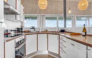 Nhà bếp/bếp nhỏ tại Three-Bedroom Holiday Home Hjørring With A Room Hot Tub 01
