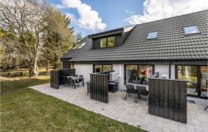 Casa con patio con mesas y sillas en Amazing Apartment In Blokhus With Kitchen, en Blokhus