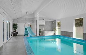 Bazén v ubytování 4 Bedroom Amazing Home In Blokhus nebo v jeho okolí