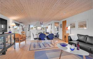 sala de estar con sofá y mesa en Nice Home In Hjrring With Kitchen en Lønstrup