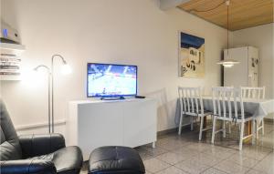 Μια τηλεόραση ή/και κέντρο ψυχαγωγίας στο Two-Bedroom Apartment In Lokken +8 φωτογραφίες