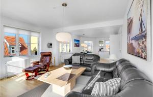 sala de estar con sofá y mesa en Gorgeous Apartment In Skagen With Kitchen, en Skagen