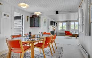 スケーエンにある3 Bedroom Nice Home In Skagenのキッチン、ダイニングルーム(テーブル、椅子付)