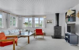 スケーエンにある3 Bedroom Nice Home In Skagenのリビングルーム(ソファ、テーブル付)