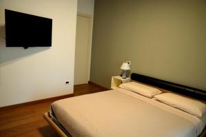 モンテジルヴァーノにあるappartamento libraのベッドルーム(ベッド1台、薄型テレビ付)