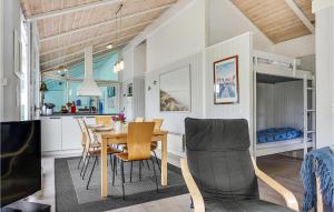 Kuchyň nebo kuchyňský kout v ubytování Holiday Home Rævevej Bindslev