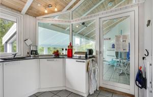 Kuchyň nebo kuchyňský kout v ubytování Holiday Home Rævevej Bindslev