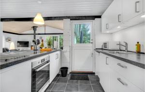 Kuchyň nebo kuchyňský kout v ubytování Holiday Home Toftevej Ii