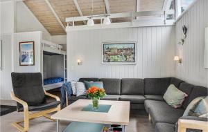 uma sala de estar com um sofá e uma mesa em Cozy Home In Bindslev With Wifi em Bindslev