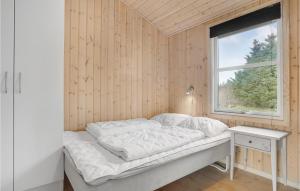 Cama en habitación con ventana en Pet Friendly Home In Lkken With Wifi en Løkken