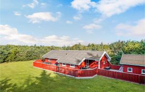 eine Luftansicht eines roten Hauses auf einem Feld in der Unterkunft 3 Bedroom Stunning Home In Lkken in Grønhøj