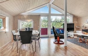 ein Wohnzimmer mit einem Tisch und Stühlen in der Unterkunft 3 Bedroom Stunning Home In Lkken in Grønhøj