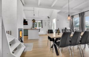 Grønhøjにある4 Bedroom Stunning Home In Lkkenのダイニングルーム、キッチン(テーブル、椅子付)