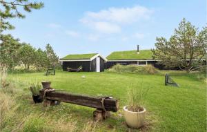 Zahrada ubytování Gorgeous Home In Blåvand With Wifi