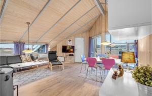 sala de estar con sofá, mesa y sillas en Lovely Home In Ringkbing With Kitchen, en Søndervig