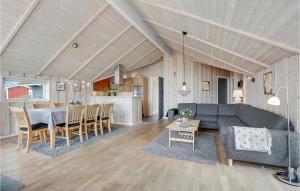 BjerregårdにあるGorgeous Home In Hvide Sande With Kitchenのリビングルーム、キッチン(ソファ、テーブル付)