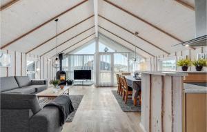 BjerregårdにあるGorgeous Home In Hvide Sande With Kitchenのキッチン、リビングルーム(テーブル、ソファ付)