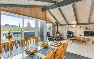 comedor y sala de estar con mesa y sillas en Beautiful Home In Hvide Sande With Kitchen, en Bjerregård