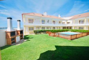 a large house with a yard with a swimming pool at Catarina House - Baleal Beach, Balcony, Pool in Ferrel
