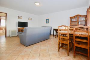 sala de estar con sofá y mesa de comedor en Catarina House - Baleal Beach, Balcony, Pool, en Ferrel