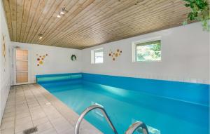 ブラーバンドにあるAwesome Home In Blvand With 4 Bedrooms, Sauna And Indoor Swimming Poolの木製の天井のスイミングプール