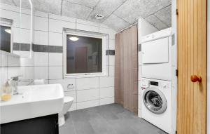 un bagno con lavandino e lavatrice di Pet Friendly Home In Blåvand With Wifi a Blåvand Altre 25 foto