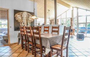 a dining room with a table and chairs at Stunning Home In Blvand With 4 Bedrooms, Sauna And Wifi in Blåvand