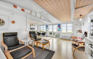 イェアティングにある2 Bedroom Cozy Home In Esbjerg Vのリビングルーム(椅子、テーブル付)