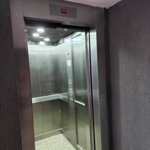 ascensor con puerta de cristal en una habitación en Departamento con vista al rio en Posadas