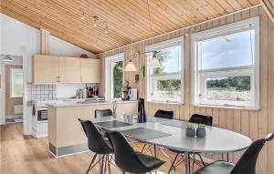 una cucina e una sala da pranzo con tavolo e sedie di Amazing Home In Blvand With Wifi a Blåvand