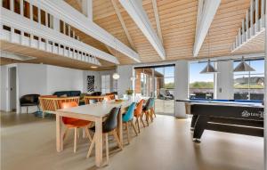 ein Esszimmer mit einem Tisch und einem Billardtisch in der Unterkunft Awesome Home In Ringkøbing With Sauna in Nørre Lyngvig